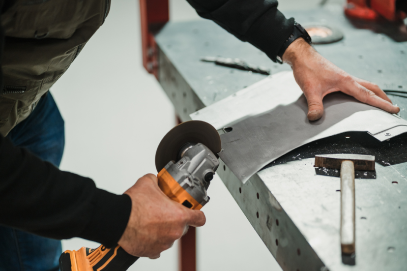 Ferramentas Essenciais para Corte, Dobra e Repuxo na Indústria Manufacturing: Guia Prático